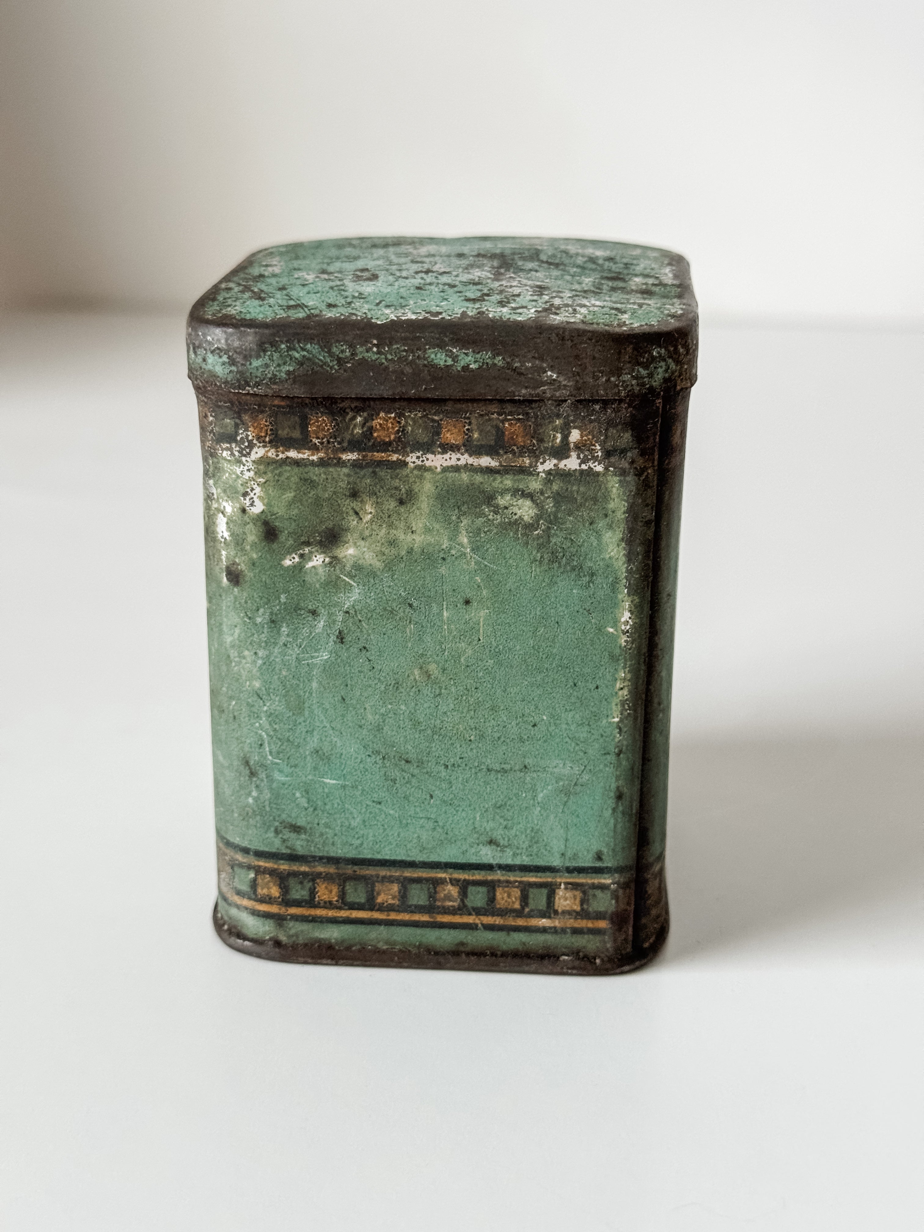 Old Metal Green Cloves Tin