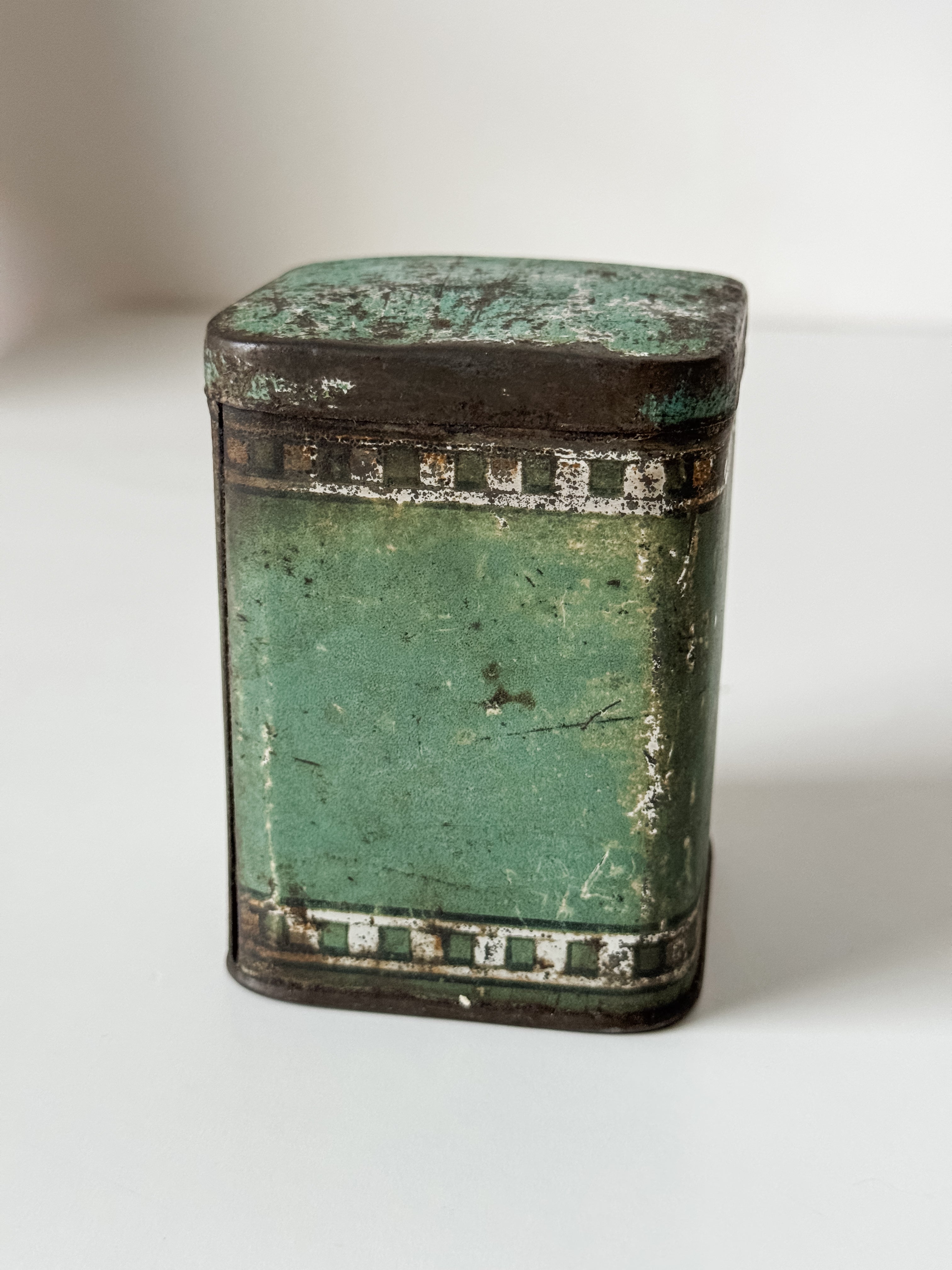 Old Metal Green Cloves Tin