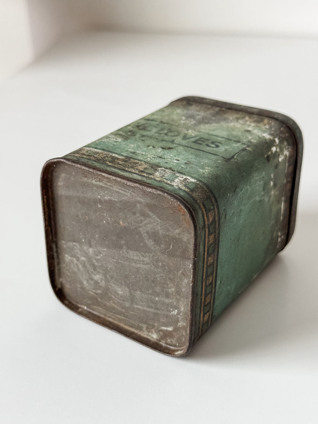 Old Metal Green Cloves Tin