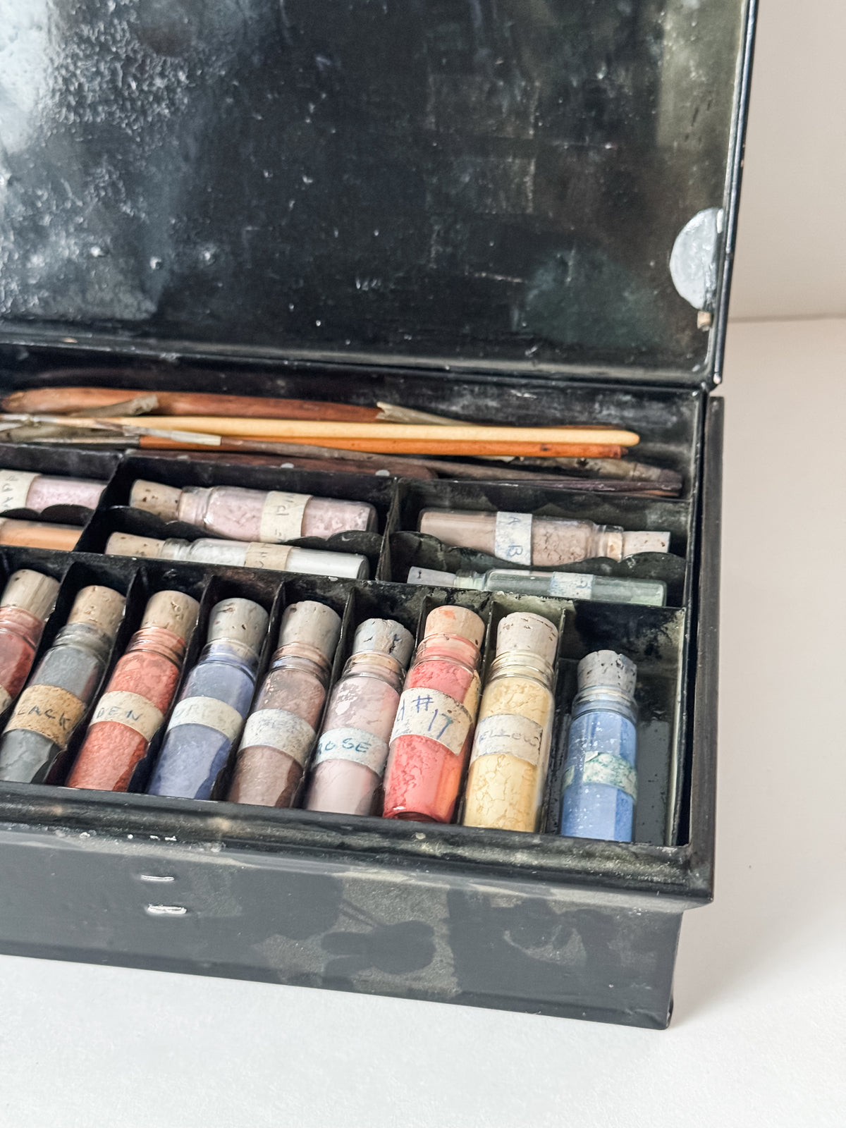 Fabulous Metal Art Case With Complete Set Of Glass Pigment Vials