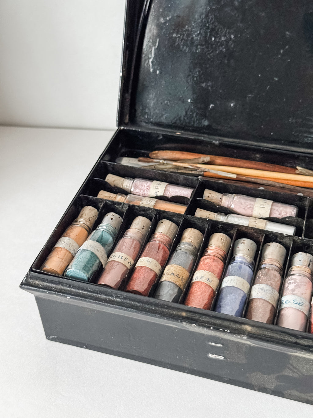 Fabulous Metal Art Case With Complete Set Of Glass Pigment Vials