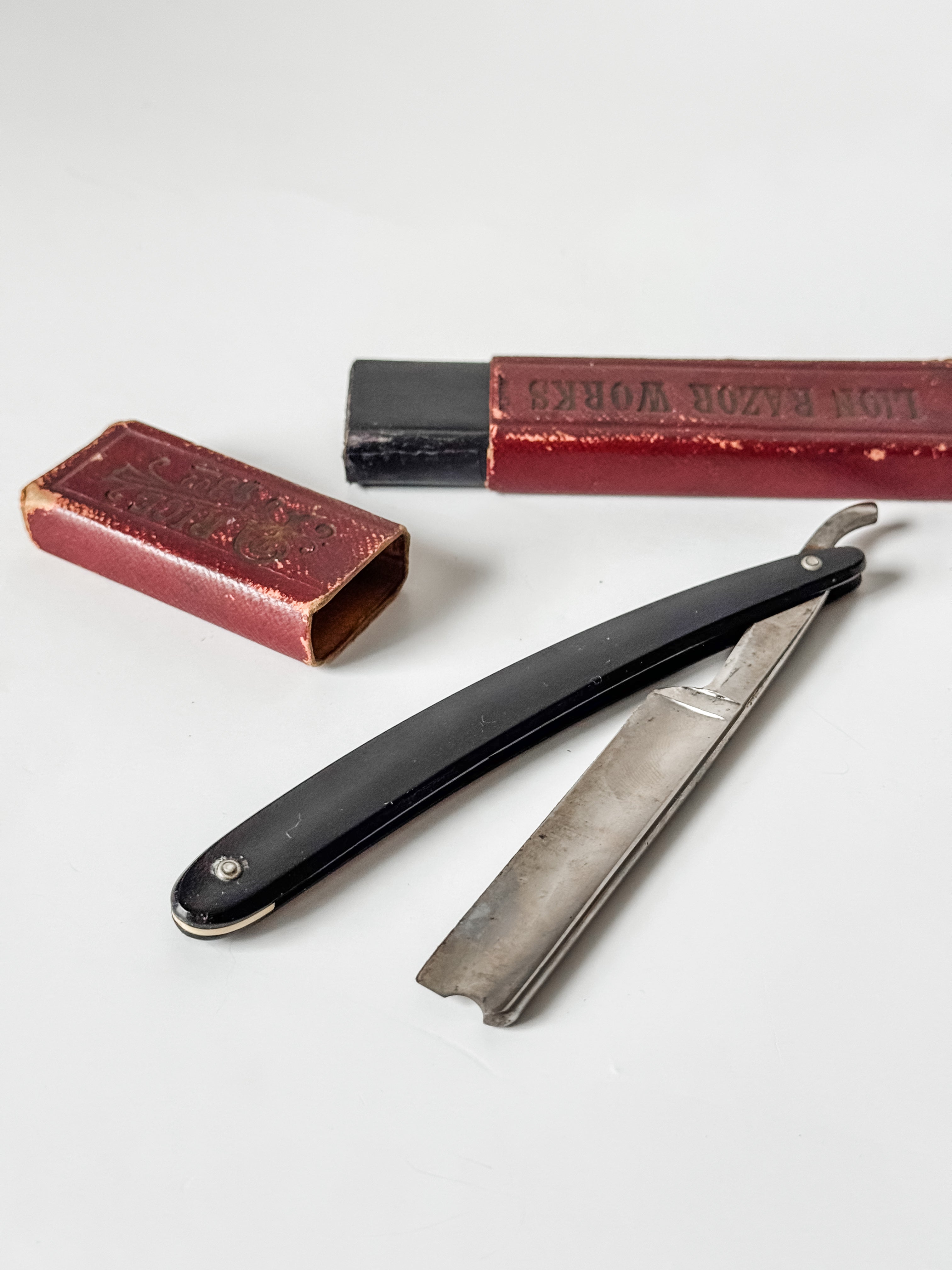 Vintage German Bakelite Straight Edge Lion Razor In Box